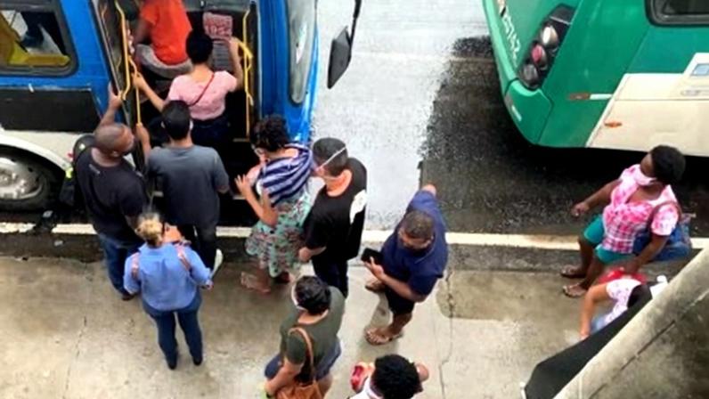 Passageiros de ônibus fazem fila para embarcar em coletivo