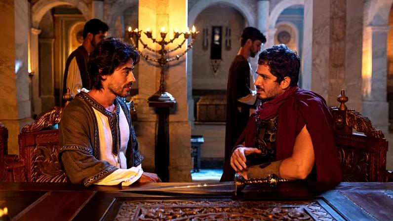 Vinícius Redd e Rômulo Weber em cena de Ben-Hur