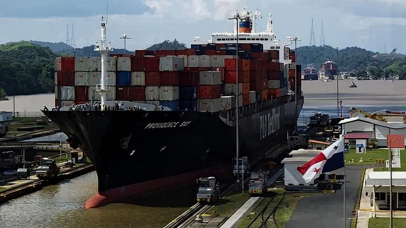 Navio porta-contêineres no Canal do Panamá (Foto: Divulgação)