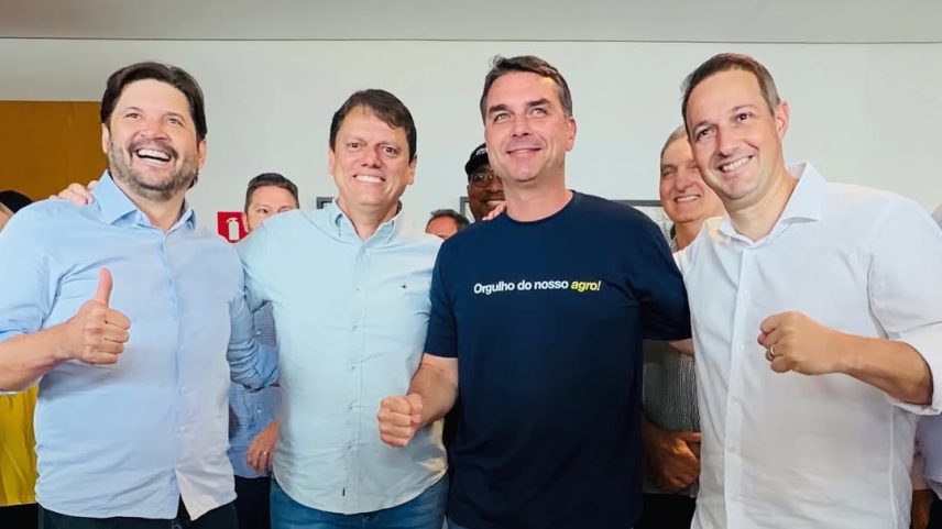 O governador Tarcísio de Freitas e Flávio Bolsonaro entre os dois nomes ventilados ao Senado por SP: André do Prado e Guilherme Derrite (Reprodução/Instagram)