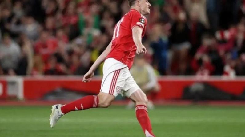 Bola pela na mão de Digne, que gerou o pênalti para o Nottingham Forest –