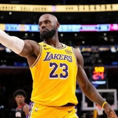 LeBron James, 41, ainda sustenta sua equipe nos playoffs