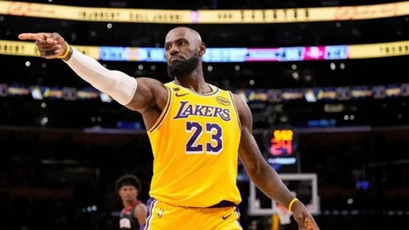 LeBron James helped his team to victory over the Rockets on Saturday night.