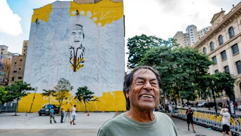 Ailton Krenak, liderança indígena, visitou o mural em sua homenagem no Vale do Anhangabaú, no centro de São Paulo. Foto: Ignacio Aronovich/Divulgação
