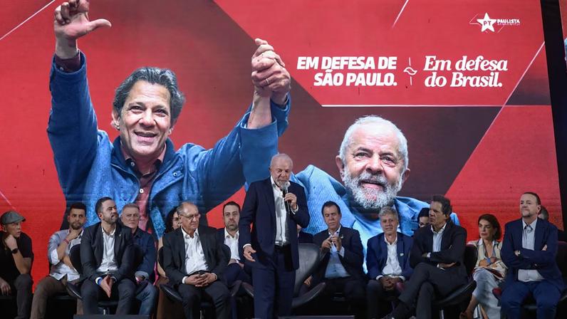 Haddad, ao lado de Lula, no lançamento de sua candidatura ao Bandeirantes: "Em defesa de São Paulo. Em defesa do Brasil"