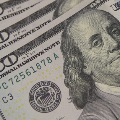 Dólar fica abaixo de R$5 e quedas contínuas sinalizam confiança de investidores