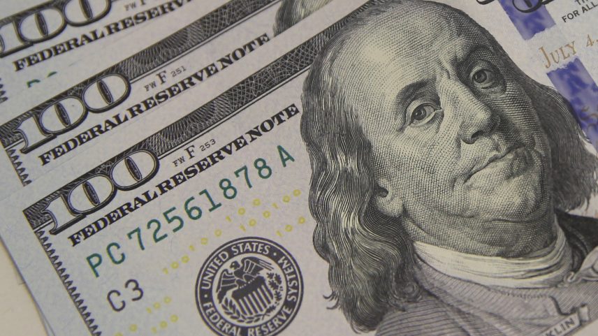 Dólar recuou para cerca de R$ 5,00, o menor valor em meses, influenciado pelos juros altos no Brasil