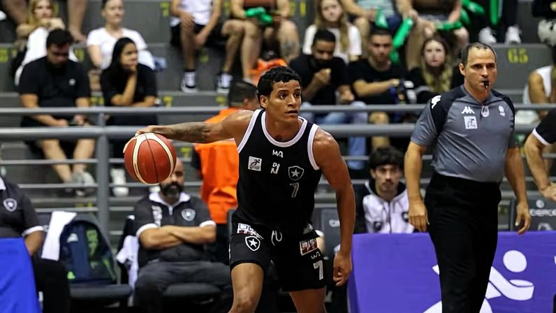 Matheusinho, armador do Botafogo, tem atuação histórica e faz 50 pontos contra o Flamengo — Foto: Reprodução/Instagram