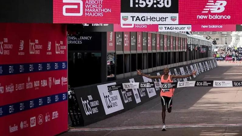Sabastian Sawe cruza a linha de chegada abaixo de 2h em Londres (Foto: David Cliff for London Marathon Events)