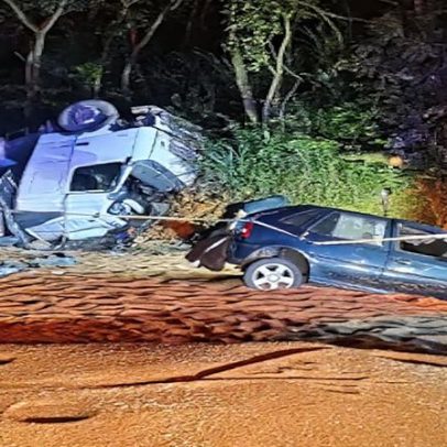 Acidente entre carro e carreta na BR-262 em MG deixa três mortos