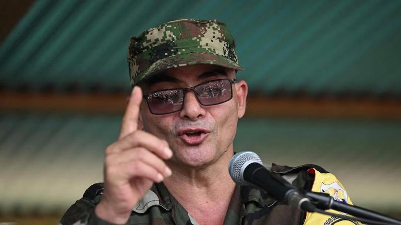 Petro compara Mordisco a Escobar desde que o guerrilheiro abandonou as negociações de paz com seu governo; em 2023, ele fez sua única aparição pública em uma área de selva