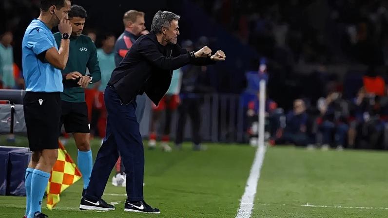 Luis Enrique durante a partida entre PSG e Bayern de Munique no Parque dos Príncipes, em Paris
