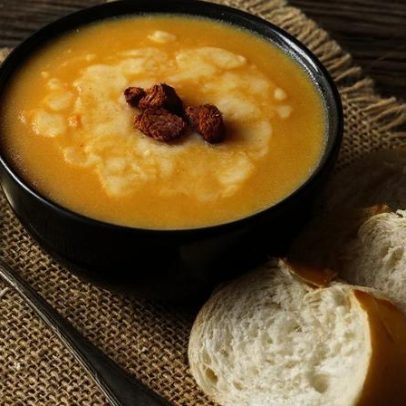 Jantar mais leve: 5 sopas e caldos para relaxar à noite