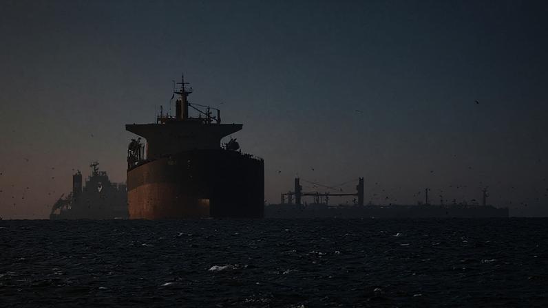 Navios cargueiros estão bloqueados perto do Estreito de Ormuz, fechado desde o início da guerra dos Estados Unidos e Israel contra o Irã. (11/03/2026)