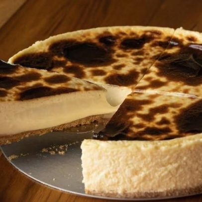 Confeiteira Paula Akerman ensina a fazer a tarta basca perfeita