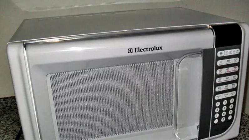 Cuidados essenciais ao usar o micro-ondas reduzem acidentes domésticos