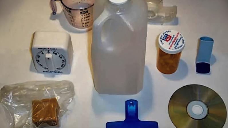 O plástico é um dos materiais mais presentes em nossa vida cotidiana, moldando desde embalagens até componentes tecnológicos. Sua versatilidade e baixo custo explicam a popularidade, mas também trazem desafios ambientais e sociais. Ao longo das décadas, diferentes tipos de plásticos foram desenvolvidos para suprir necessidades específicas, cada um com propriedades únicas. Entender essas diferenças é essencial para compreender como o consumo influencia a reciclagem e a sustentabilidade. Veja a seguir informações relevantes sobre os principais tipos de plásticos, seus usos e problemas associados, a fim de despertarmos consciência crítica e prática sobre como lidarmos com esse material que influencia diretamente nosso futuro.