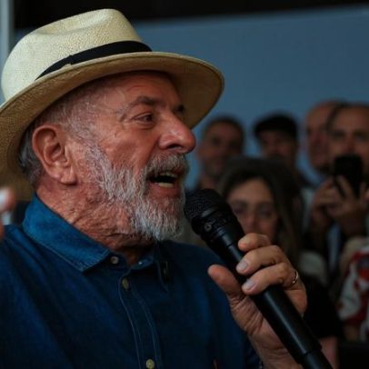 Lula viaja a São Paulo para tratar tendinite na mão e retirar pele da cabeça
