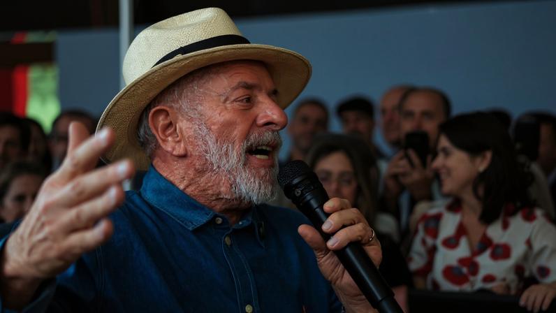 Lula viaja a São Paulo para tratar tendinite na mão e retirar pele da cabeça