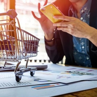 Confiança do consumidor cai em abril e adota viés pessimista