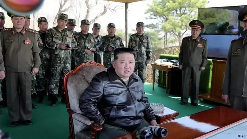 Líder supremo da Coreia do Norte, Kim Jong-un, supervisiona testes de armas regulares, em sinal de poder contra inimigos