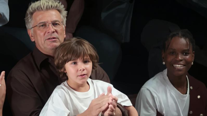 Titi estreia nas passarelas com Giovanna Ewbank emocionada no Rio Fashion Week