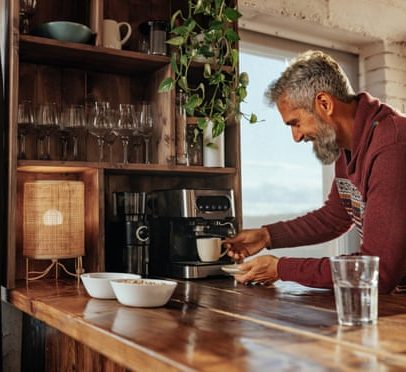 Máquina de café começa a fazer brincadeiras, apesar da preferência por silêncio