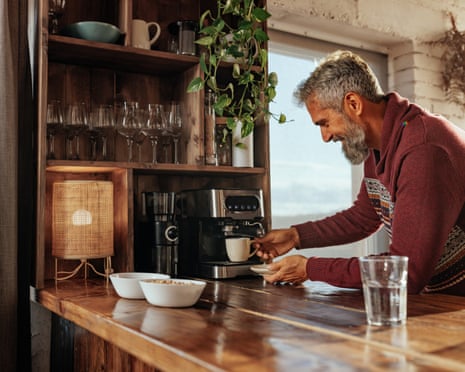 Máquina de café começa a fazer brincadeiras, apesar da preferência por silêncio