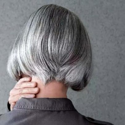 Arrancar cabelo branco faz nascer mais? Mitos e verdades sobre o assunto