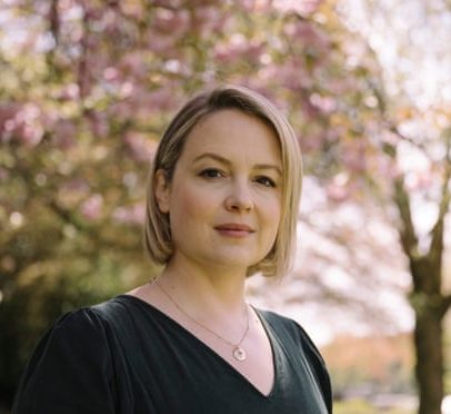 Kimberley Nixon revela luta com OCD perinatal e superação