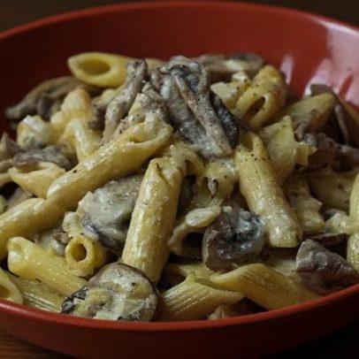 Macarrão ao molho de cogumelos fica cremoso, sofisticado e prático