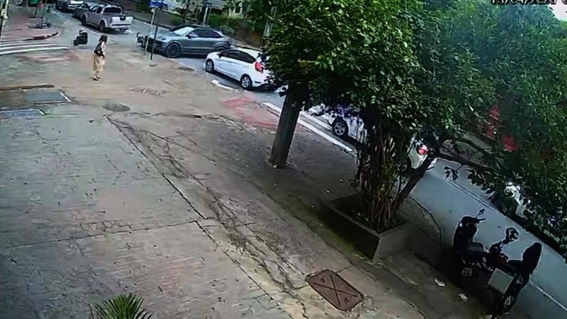 O motorista do veículo de luxo tentou fugir do local, mas foi impedido.