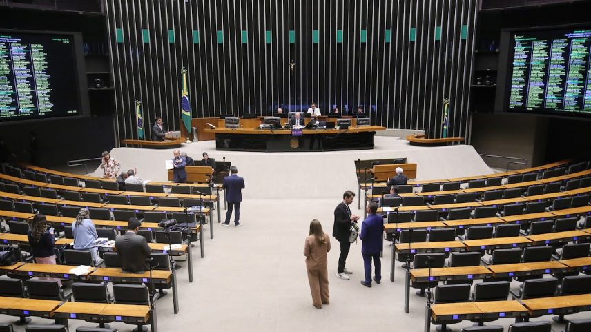 Entidade alerta para caráter eleitoreiro da medida e riscos ao emprego e ao PIB; nesta quarta-feira, 22, comissão admitiu a proposta, que passa a tramitar na Câmara