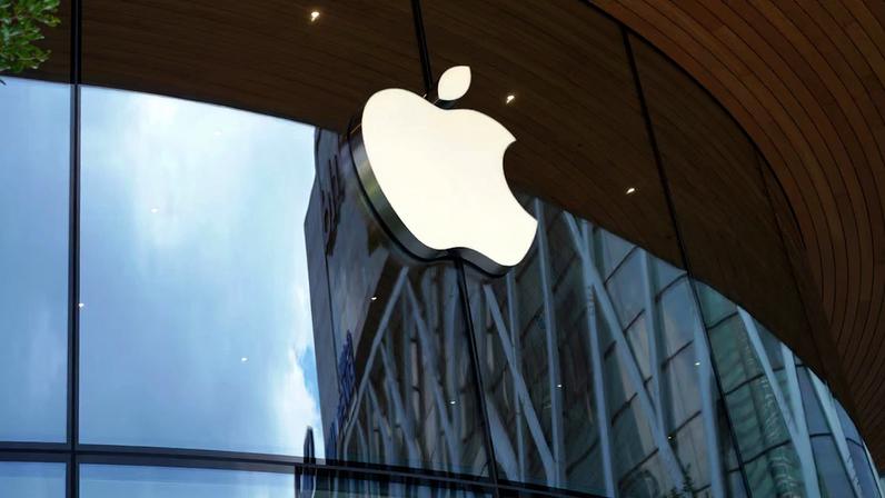 Tim Cook, CEO da Apple, deixará o cargo em setembro e será sucedido por John Ternus.