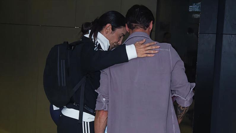 Ivete Sangalo foi recebida com um abraço de Daniel Cady no aeroporto