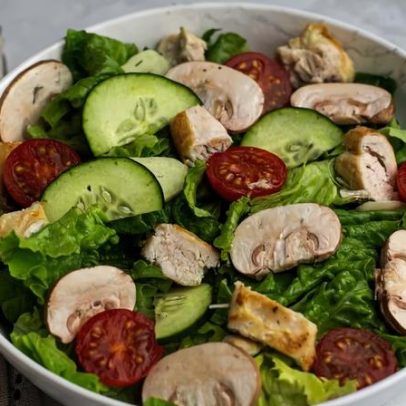Salada com proteína: 3 receitas saudáveis para o jantar