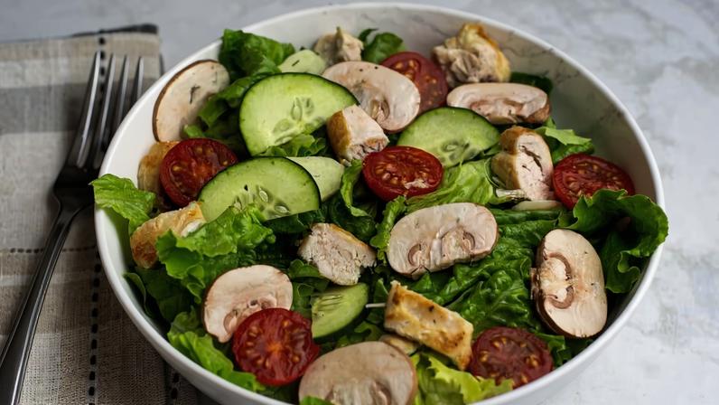 Salada com proteína: 3 receitas saudáveis para o jantar