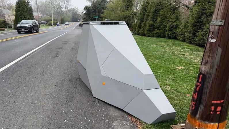 O radar móvel Poliscan Enforcement Trailer chama atenção pelo formato e estrutura reforçada