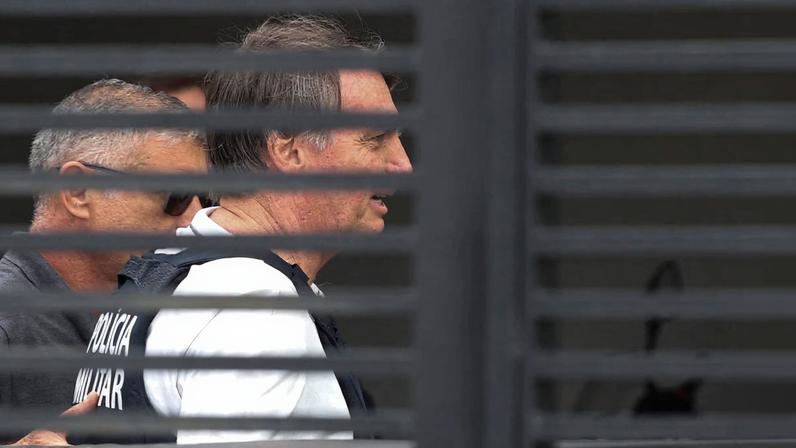 Bolsonaro cumpre prisão domiciliar por 90 dias