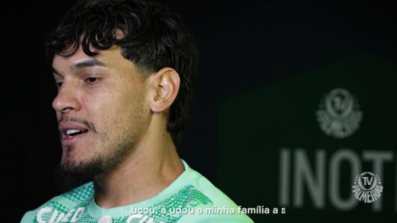 Gustavo Gómez recebe homenagem pelos 400 jogos, cercado pela família