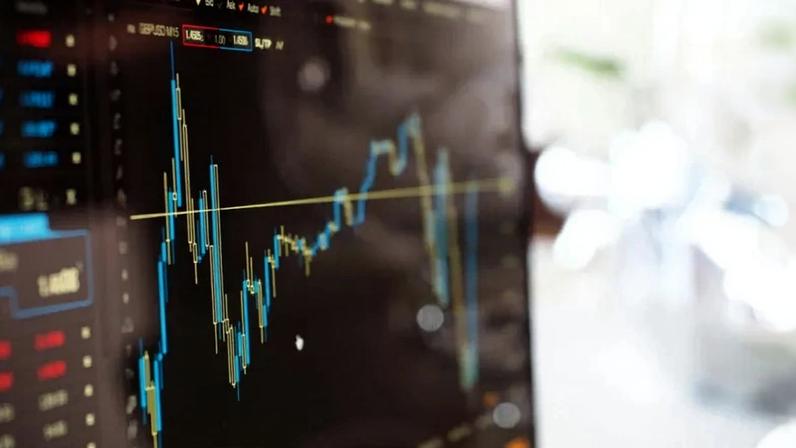 Ibovespa abre em leve alta com apoio de Petrobras e setor de consumo