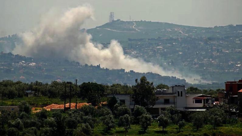 Fumaça sobe de explosões após ataque israelense na cidade de Taybeh, no sul do Líbano, nesta segunda-feira, 27.