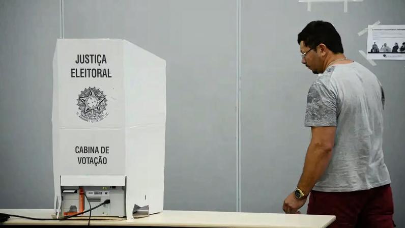 Especialistas também explicam que partidos não detêm forças como antes