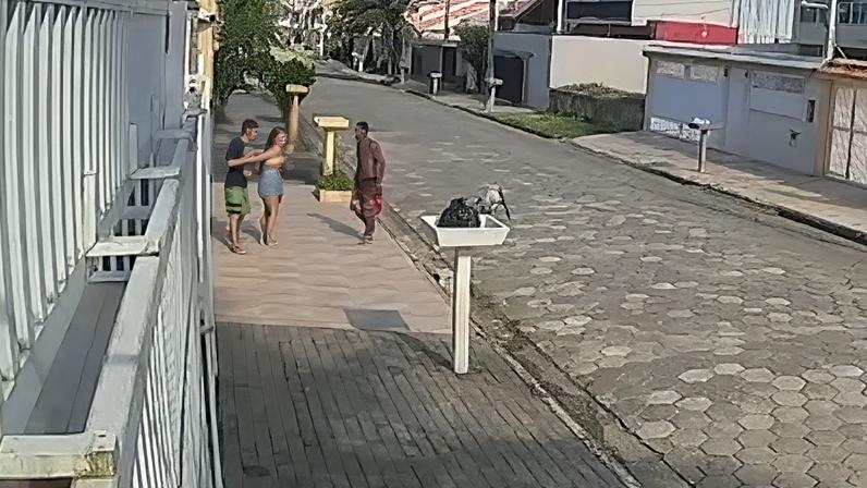 Homem se aproxima de mãe e filho em rua