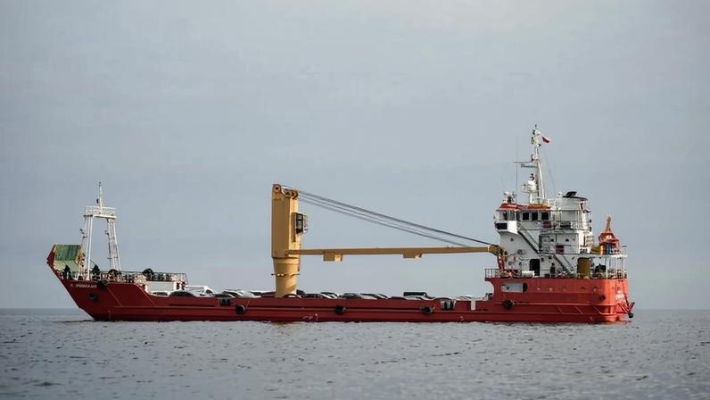 Embarcação no Estreito de Hormuz, na costa da província de Musandam, em Omã 12 de abril de 2026 REUTERS