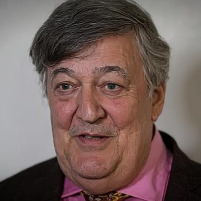 Stephen Fry processa conferência tecnológica por até £100 mil após queda no palco