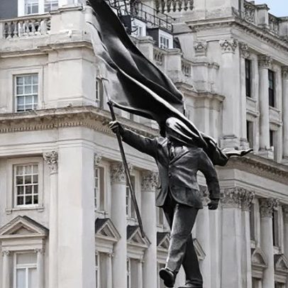 Estátua com assinatura de Banksy aparece em Londres