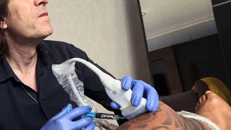 Memphis realiza tratamento no joelho esquerdo em Madri, na Espanha — Foto: Reprodução