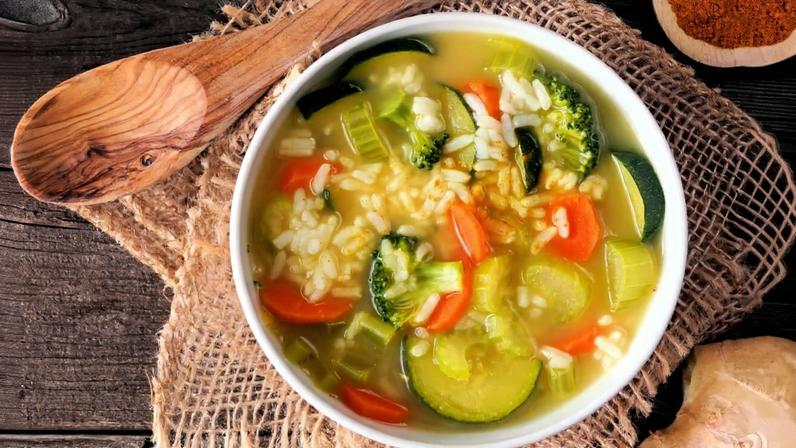 Sopa detox de legumes com arroz