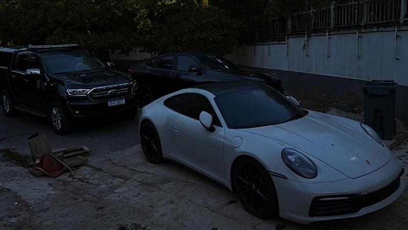 Cerca de 55 carros de luxo foram apreendidos pela PF na ação que resultou na prisão de Mc Ryan, Poze e dono da Choquei